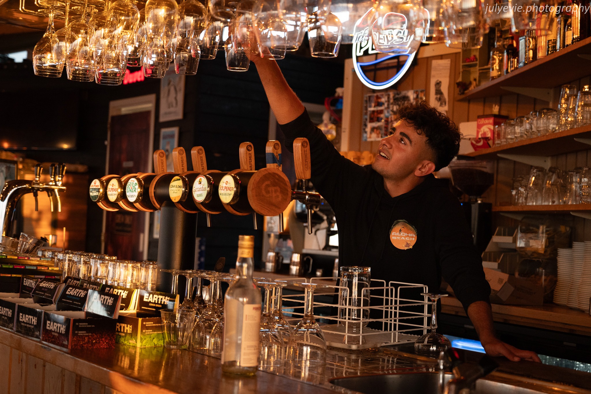 Medewerker achter de bar
