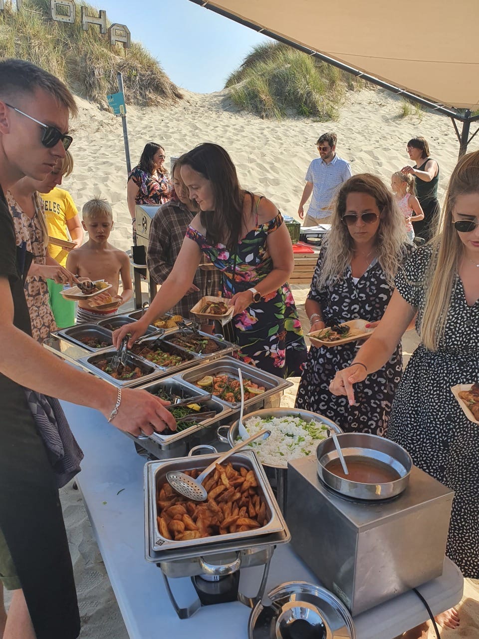 Gasten genieten samen van een BBQ bij Aloha Beach