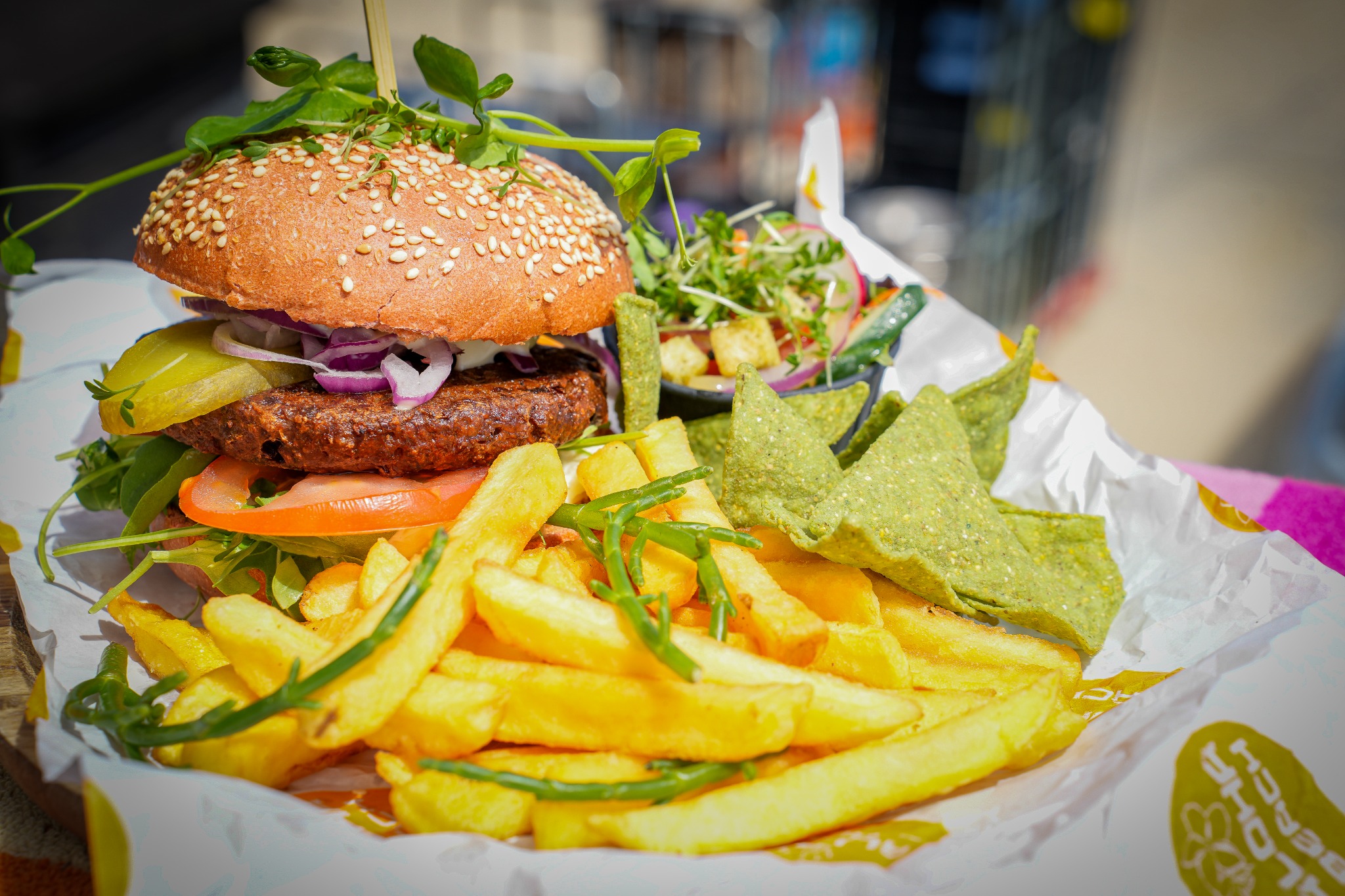 Burger, friet en snacks op het strand