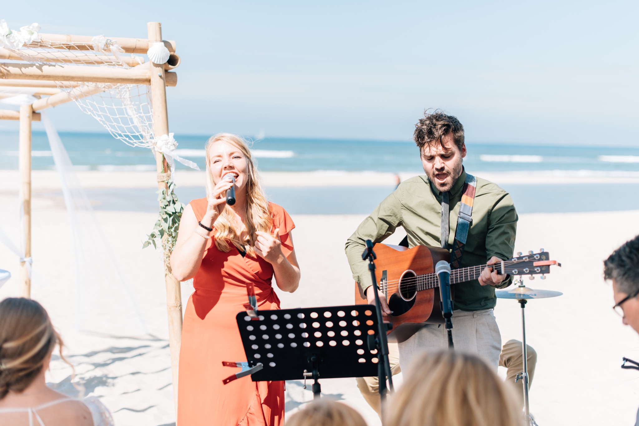 Trouwceremonie op het strand